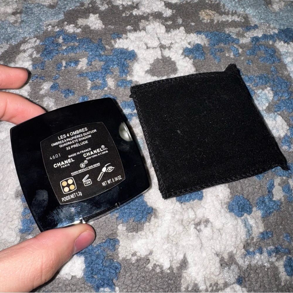 Glossy Black Compact with Mirror Dark Tones - Picture 5 of 5